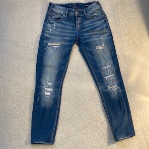 Silver Suki Mid Skinny w27/L31 dark walk with heavy distressing. Ankle Hem.